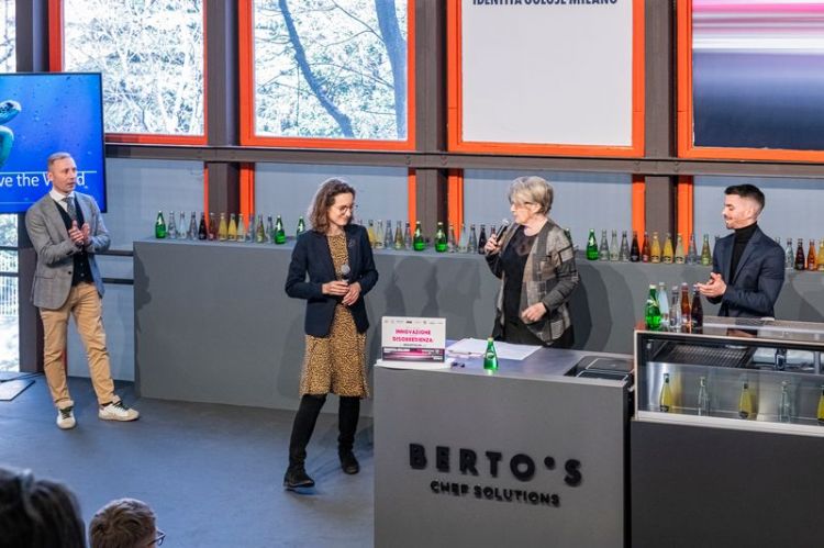 Da sinistra sul palco Gabriele Menini di Scottish Development International, il console generale britannico a Milano Catriona Graham, la giornalista Marilena Lualdi e il bartender Federico Turina
