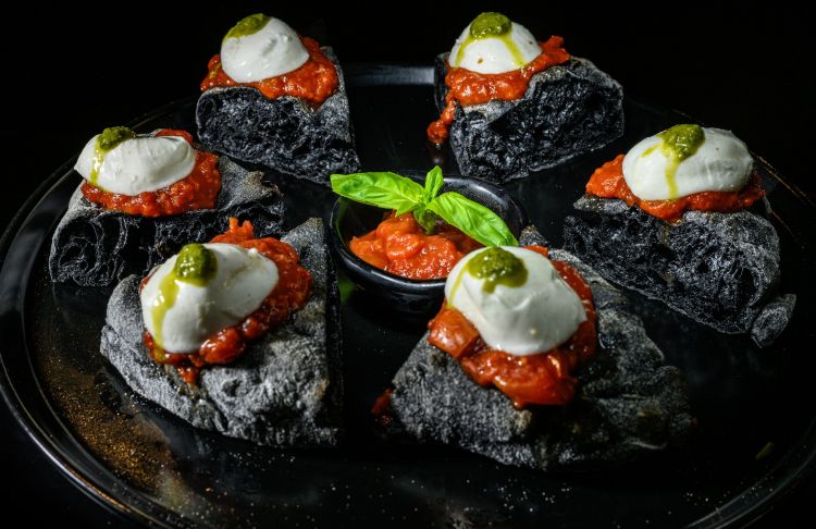 Margherita gourmet black (impasto al carbone vege
