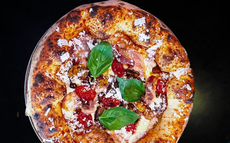 Boss' Favorite, con crema di melanzane e pomodoro, provola affumicata, guanciale, melanzane a funghetto, pomodorini confit, ricotta salata