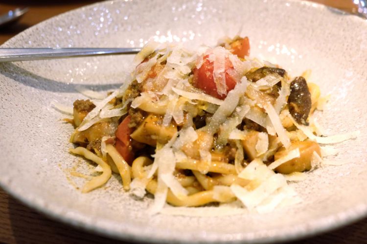 Pici con un ragù di carne con funghi e pecorino
