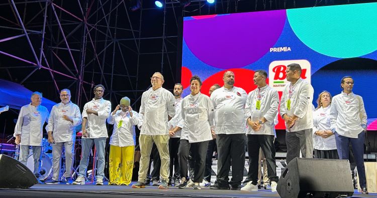 Tutte le 8 squadre partecipanti al Mondiale insieme sul palco in attesa della premiazione