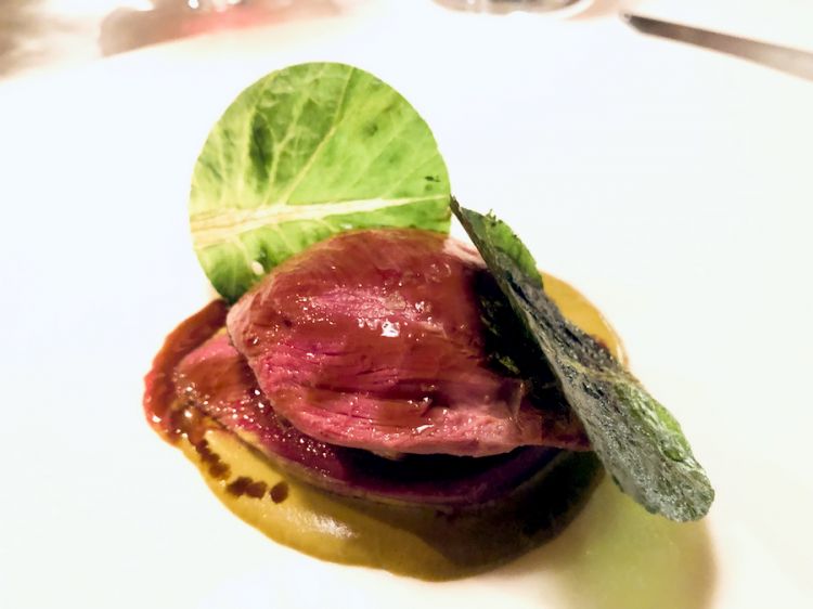 Piccione fondente, farcito con fegato grasso, salsa al pistacchio e zafferano, ricetta di Antonio Guida per il ristorante Suinsom