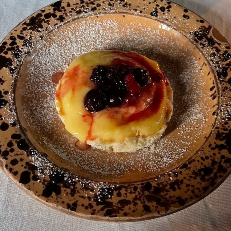 Ogni pasto è a menu fisso con ricette semplici e prese dalla tradizione monastica vegetariana mediterranea. Non vengono cucinate da uno chef, ma dal "cuciniere"