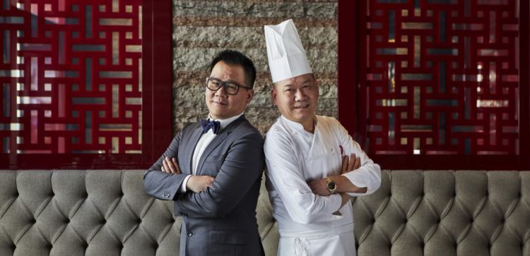 Il direttore Zhang Le con lo chef Zhang Guoqing. 