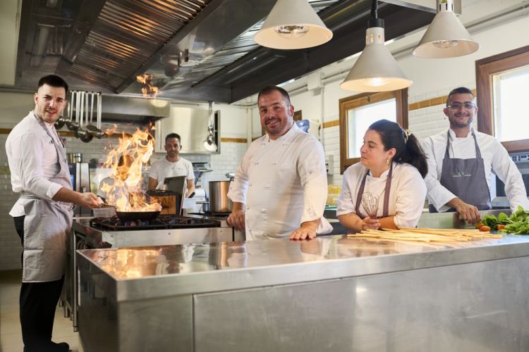Salvatore Camedda in cucina con la brigata di Ulì