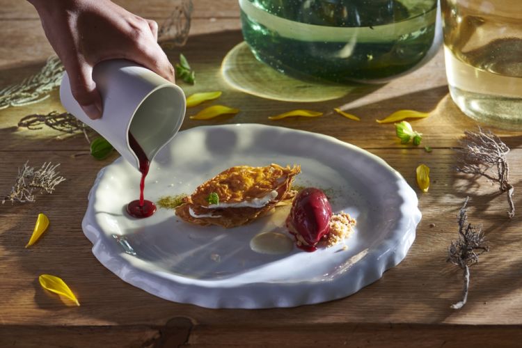 Millefoglie di ricotta e ciliegie ai fiori di sambuco, sorbetto di ciliegia e barbabietola, salsa al pepe di Timut
