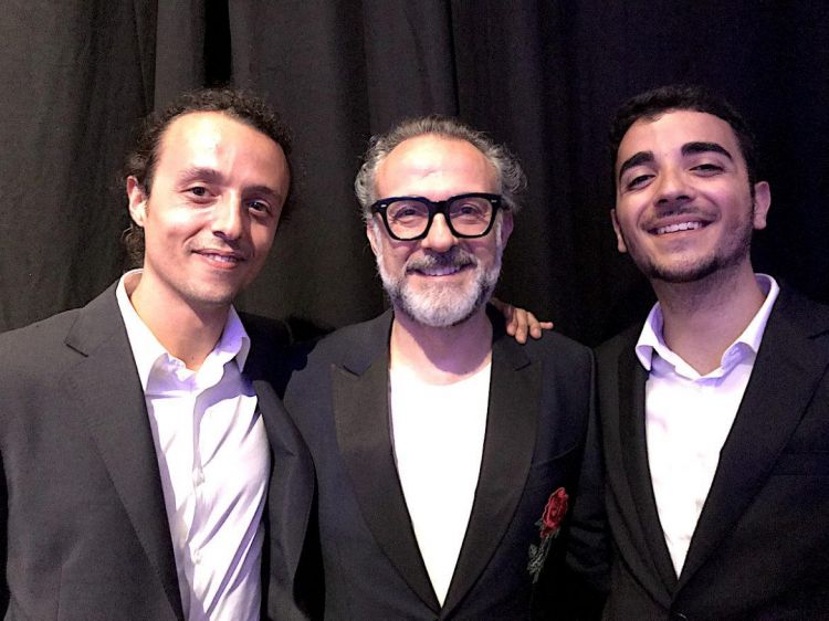 Filippo Uliassi (figlio di Mauro) e Gian Marco Vecchi (figlio di Catia) con Massimo Bottura alla World's 50 Best di poche settimane fa. "Perché non sono andato io a Singapore?", ci spiega Mauro, "Quest'anno ci sono successe talmente tante cose belle che più felice di così non è possibile" (foto Paolo Marchi)
