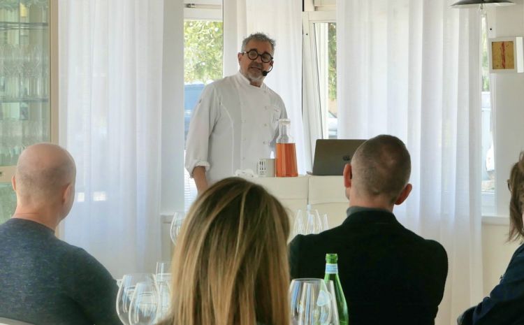 Uliassi durante una&nbsp;masterclass nel suo ristorante
