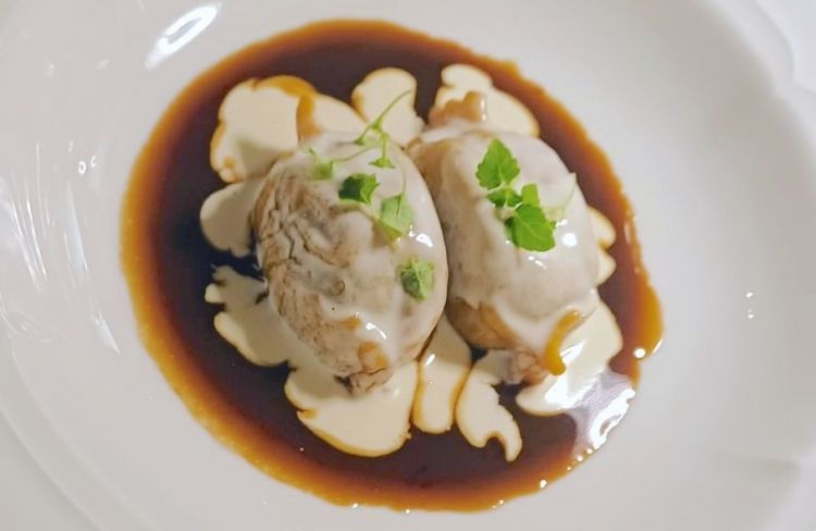 Ravioli del plin&nbsp;ripieni di bollito misto, fondo di sedano rapa bruciato e crema di ricotta forte
