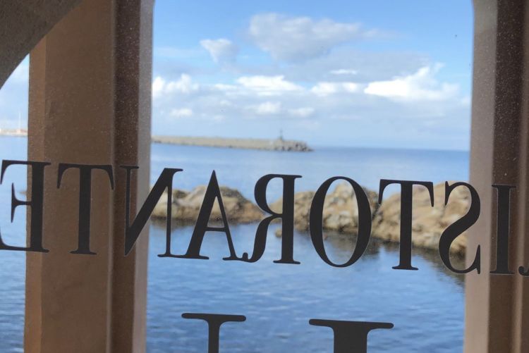 Il mare fuori dal ristorante Umami
