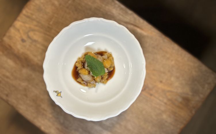 Umido di cardo gobbo e datterino giallo, sparnocchi (&laquo;Ossia mazzancolle del nostro litorale, marinate&raquo;), salsa al brodo di sparnocchi, mostarda al mandarino e foglia di melissa
