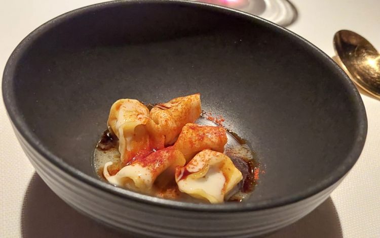 Un asino alla genovese, ravioli ripieni e conditi con la famosa genovese