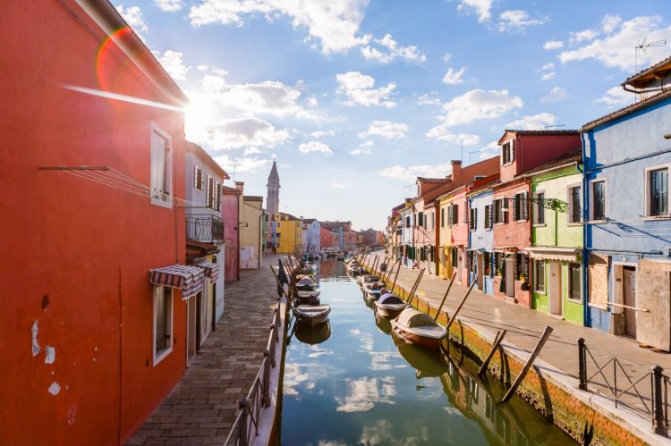 Qui siamo a Burano, isola collega a Mazzorbo da un ponte di legno. La Venissa experience passa anche da qui