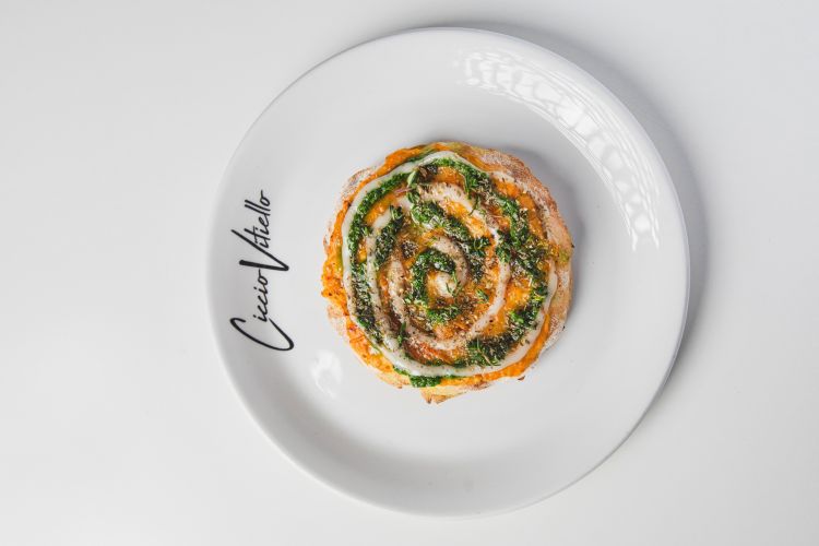 Una pizzetta semplice dai sapori intensi:&nbsp;pomodoro giallo pelato senza sale, maionese alle alici e colatura, salsa verde, sale Maldon ed erbe mediterranee
