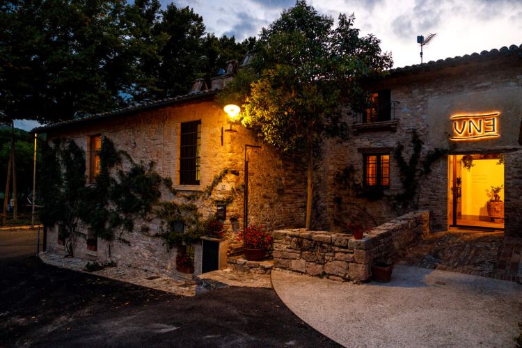 L'esterno del ristorante Une, uno dei più int