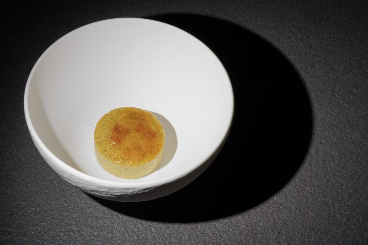 La nostra versione della crème brûlée: al posto della vaniglia la camomilla, la crema viene cotta in pentola, a bagnomaria, invece che in forno

