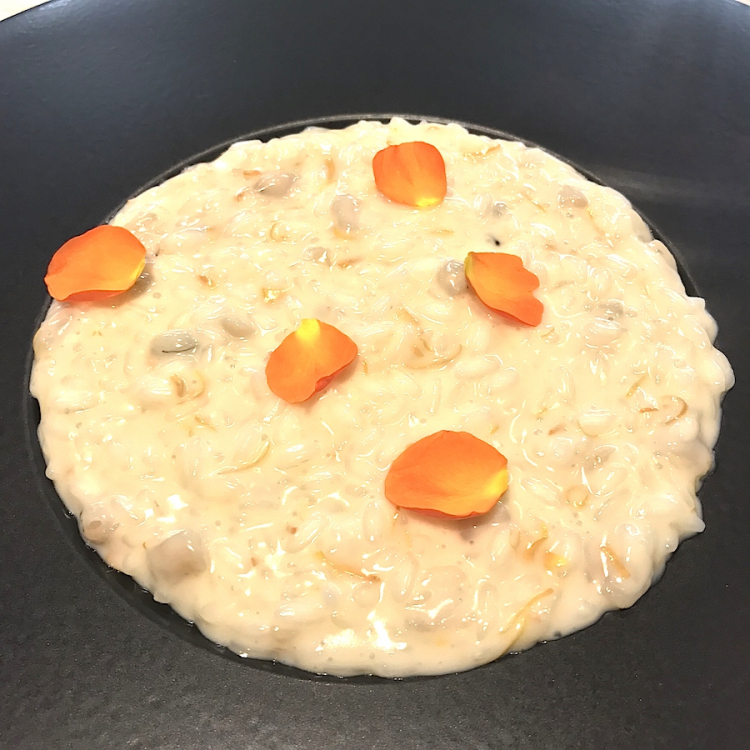 Risotto Carnaroli Riserva San Massimo alle rane, latte e boccioli di rosa
