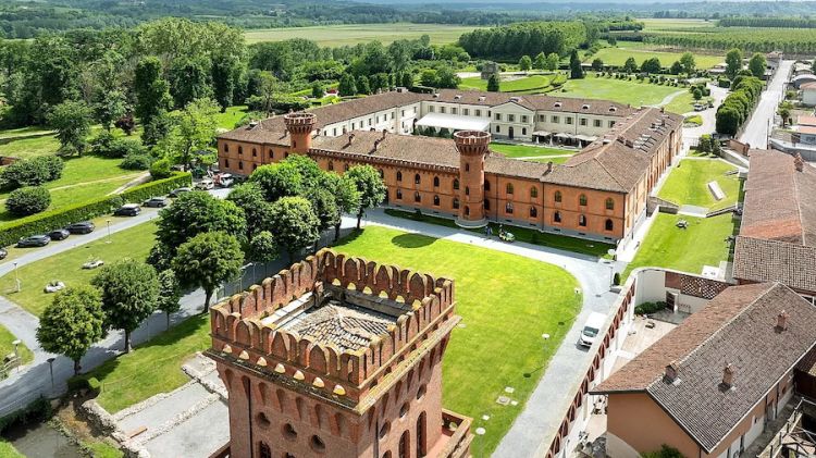 Una veduta aerea dell'università di scienze gastronomiche di Pollenzo in Piemonte