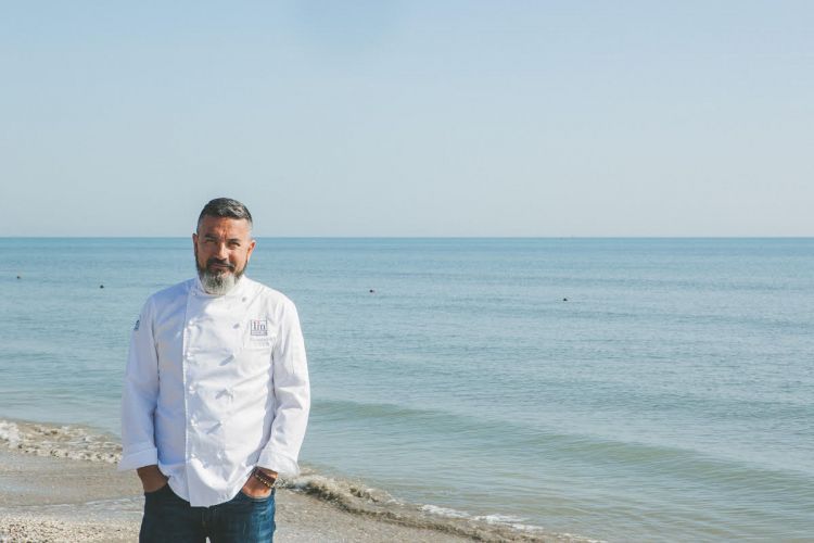 Ivan Milani davanti al mare di Cervia nella foto di Alessandra Tinozzi
