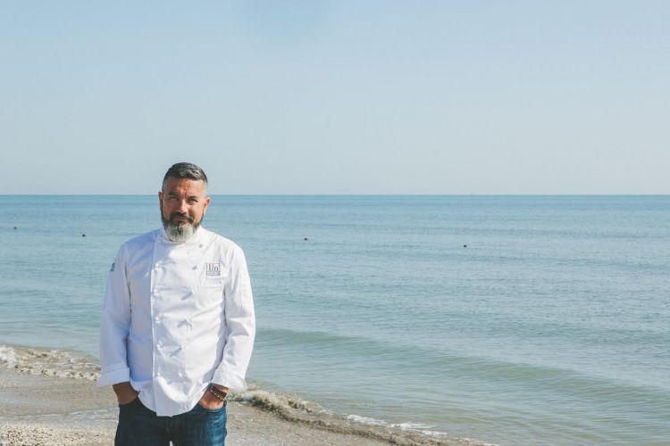 Ivan Milani davanti al mare di Cervia nella foto di Alessandra Tinozzi
