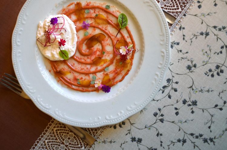 Carpaccio di gambero, la sua maionese, uovo poché, olio al tartufo, scaglie di bottarga