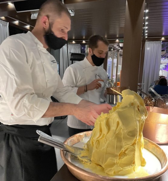 Gianpietro Stancari in sala a Identità Golose Milano con un altro cavallo di battaglia: Il nostro gelato alla crema aromatizzato alla vaniglia del Madagascar, accompagnato dalla scelta di nocciole caramellate del Piemonte, praline al cioccolato, cioccolato Caraibe 66%, zabaione caldo
