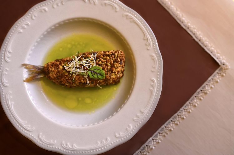 Triglia in crosta di pistacchi, ricotta, gamberetti ed estratto di sedano, mela e limone