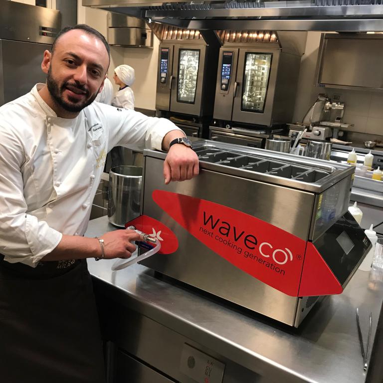 Rinaldi con la Waveco presente in cucina a Identità Golose Milano
