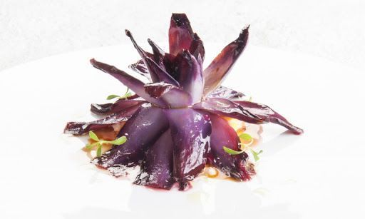 2017: Cocktail di gamberi con radicchio tardivo di Enrico Crippa

Un piatto bellissimo. L'estetica è certamente un elemento importante della cucina d'autore, ma è un guaio quando prende il sopravvento sul gusto. Con lo chef di Piazza Duomo ad Alba non si corre questo rischio e questa sua composizione di colore e sapore è diventata il simbolo di un'edizione del Congresso dedicata al viaggio: degli uomini, dei prodotti e delle idee
