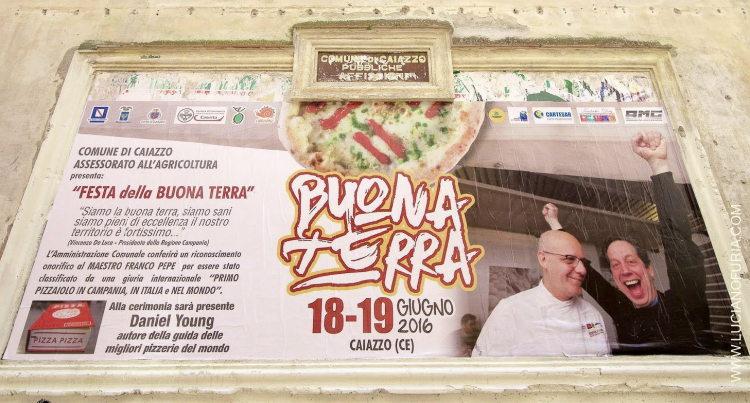Un'affissione nel centro di Caiazzo (Caserta), con protagonisti Daniel Young e Franco Pepe. Il pizzaiolo di Pepe in Grani è stato indicato da Young come il migliore del mondo
