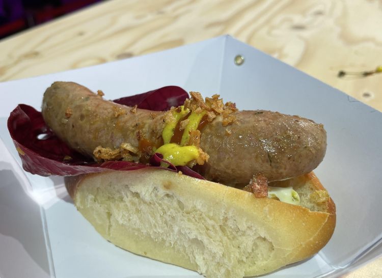 Hot dog sostenibile: panino affumicato, hot dog di tonno dell'Adriatico, salsa piccalilli e ketchup di acciuga
