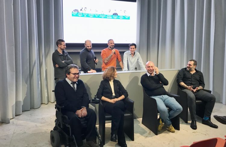 In piedi, da sinistra: gli chef Christian Milone, Eugenio Roncoroni e Diego Rossi, il presentatore della conferenza e della serata del 24 novembre Niccolò Torielli. Seduti, da sinistra: Alberto Fontana, Valeria Sansone, Direttore Clinico di NeMO, e gli chef Matteo Monti e Misha Sukyas