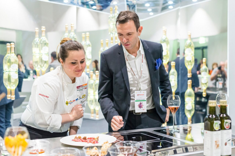 Caterina Ceraudo e Frédéric Panaïotis, chef de cave della Maison Ruinart: a loro è toccato l'onore e l'onere di aprire la prima lezione della prima giornata di Identità di Champagne
