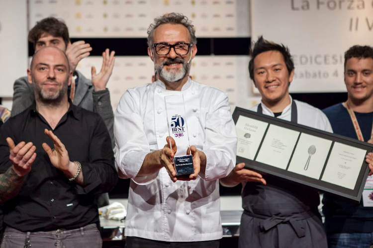 Bottura e staff con il premio come primo ristorante del mondo per i 50Best
