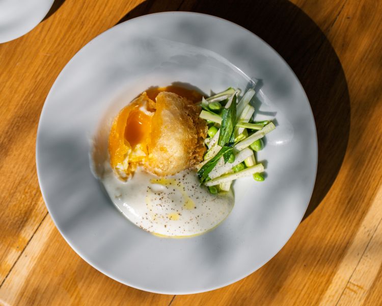 Uovo croccante con insalata di asparagi ed erbette. Photo credits @Riccardo Andreatta