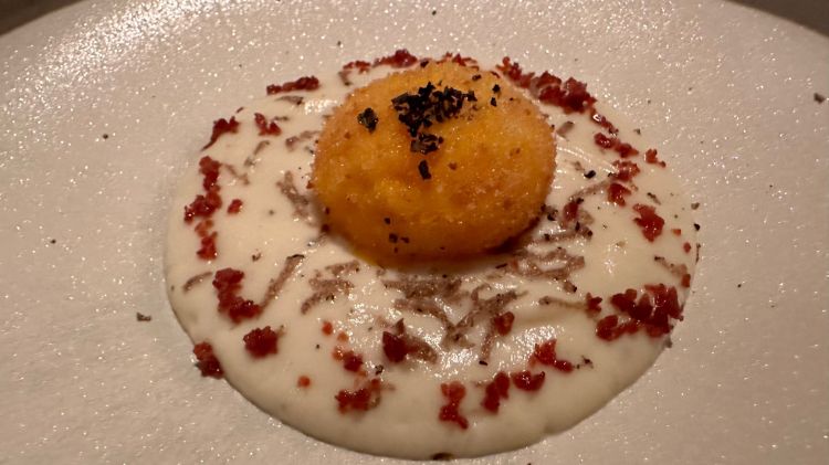 Uovo in crosta integrale, cavolfiore, prosciutto crudo e tartufo nero