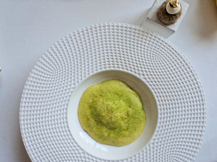 Uovo, patate, asparagi e blinis
