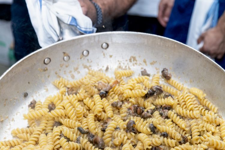 Qui e sotto, i Fusilli con genovese di sconciglio di Lele Usai
