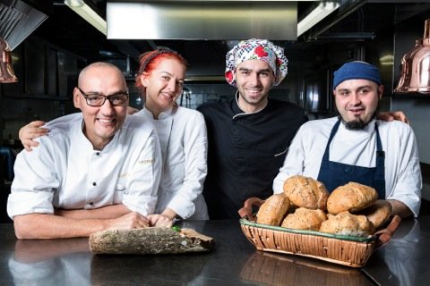 Simone Salvini, a sinistra, con la squadra del ristorante di Macerata Lord Bio: da sinistra Federica Scolta, Luca e Mauro

