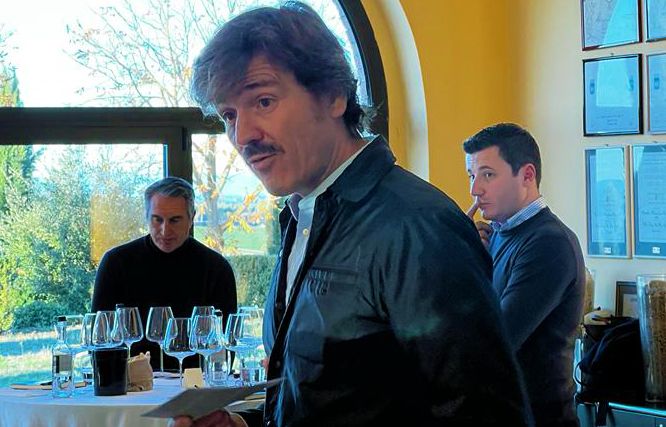 Il direttore Andrea Lonardi durante la degustazione in cantina. Alle sue spalle il presidente e amministratore delegato Ettore Nicoletto (a sinistra) e l'enologo di Val di Suga Pietro Riccobono
