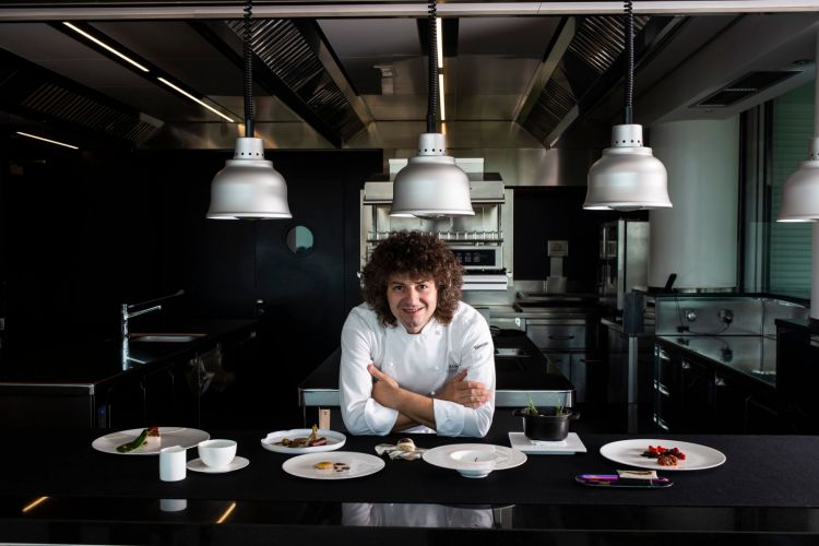 Classe 1984, modenese, Valentino Cassanelli è lo chef del ristorante Lux Lucis del Principe Forte dei Marmi, boutique hotel a Forte dei Marmi (Lucca)
