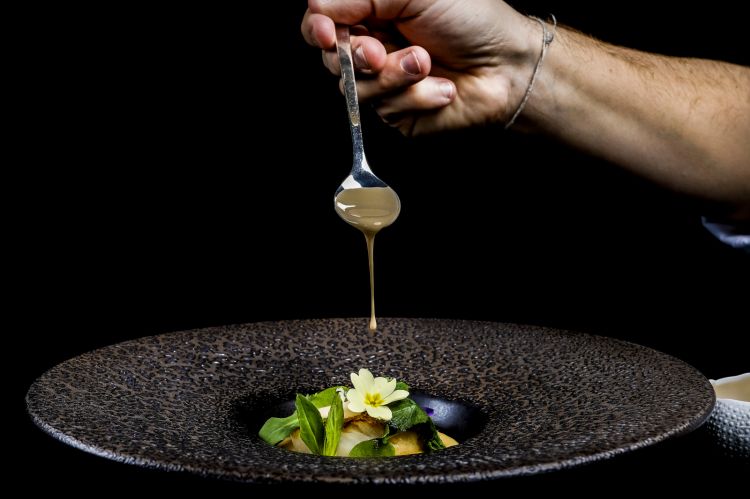 Il passaggio finale è l'aggiunta di un'emulsione ai ricci di mare