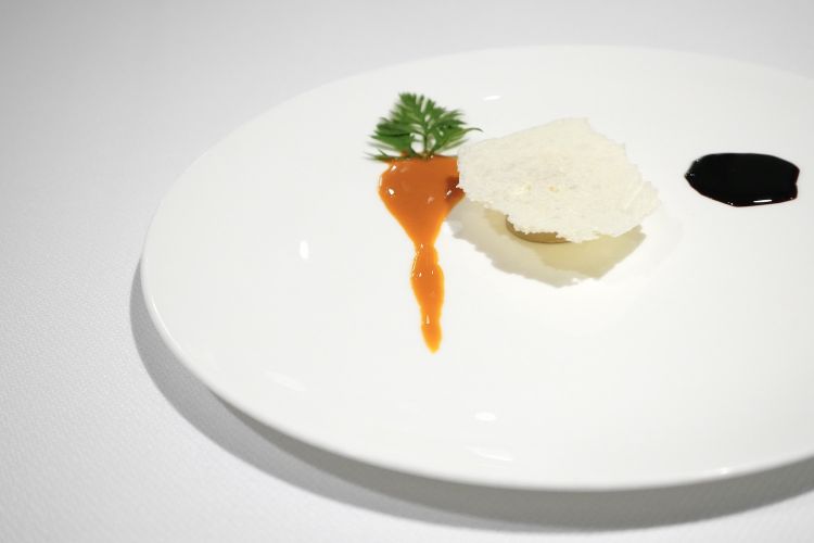 Casa dolce casa: semifreddo di costoletta di vitello al latte, chips di latte, emulsione di carota e aceto balsamico tradizionale extravecchio. Anno 2014. È un interessatissimo pre-dessert
