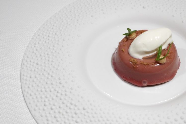 Retrospettiva - Lux Lucis celebration. Racchiude il percorso dei dieci anni, con alcuni degli ingredienti signature di Cassanelli: biscotto allo zenzero, mousse di di cioccolato fondente glassato con carcadé, polvere di abete, pinoli, finocchio di mare, estratto di limone salato, gelato al fiordilatte. Anno 2022. 
