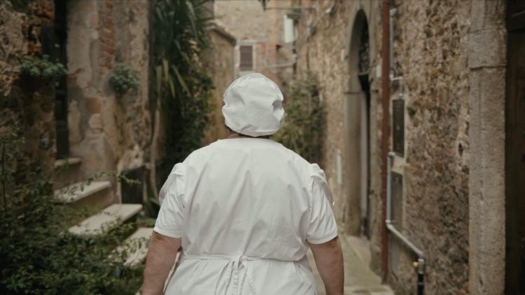 Valeria Piccini per le vie di Montemerano