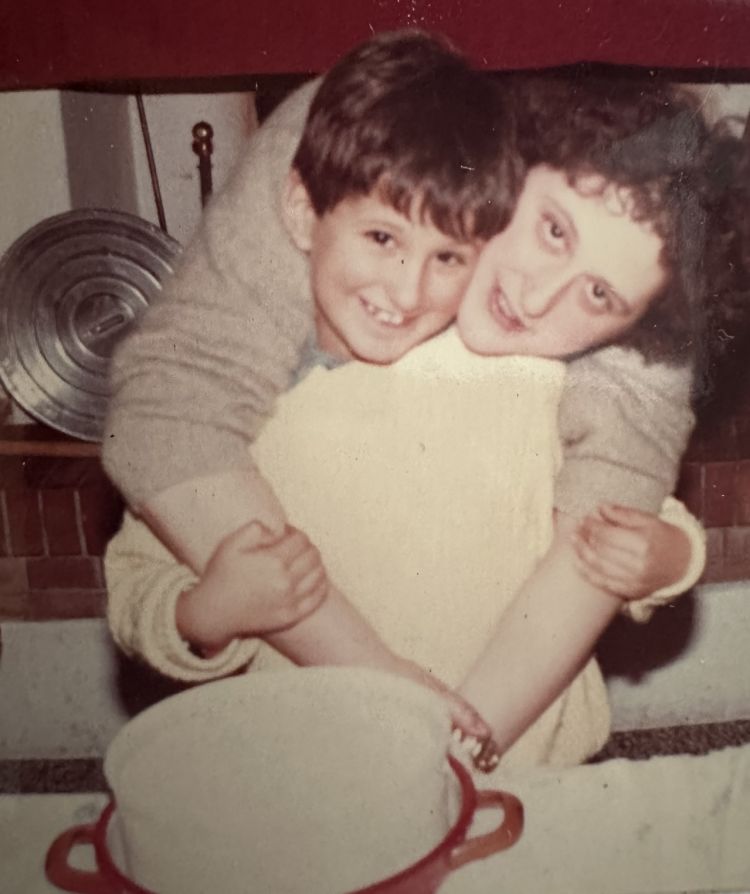 Valeria Piccini e il figlio Andrea preparano il formaggio, qualche anno fa
