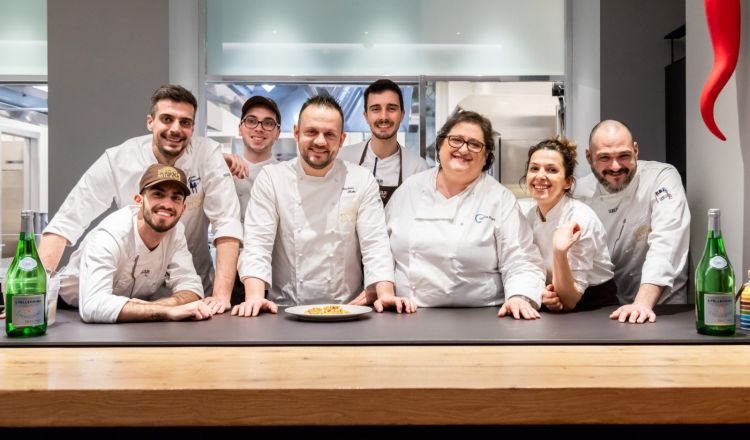 Foto di gruppo con la squadra di cucina dell'Hub
