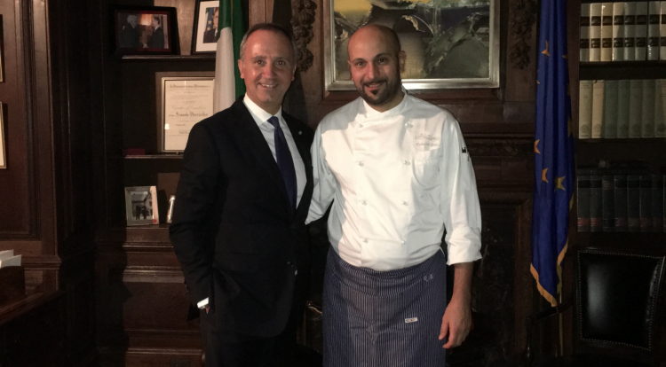 Lo chef Roberto Toro con l'ambasciatore italiano negli Stati Uniti, Armando Varricchio
