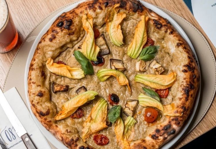 Vegana, con crema di melanzane, cubetti di melanzane al forno, pomodori confit, fiori di zucca, basilico e olio evo