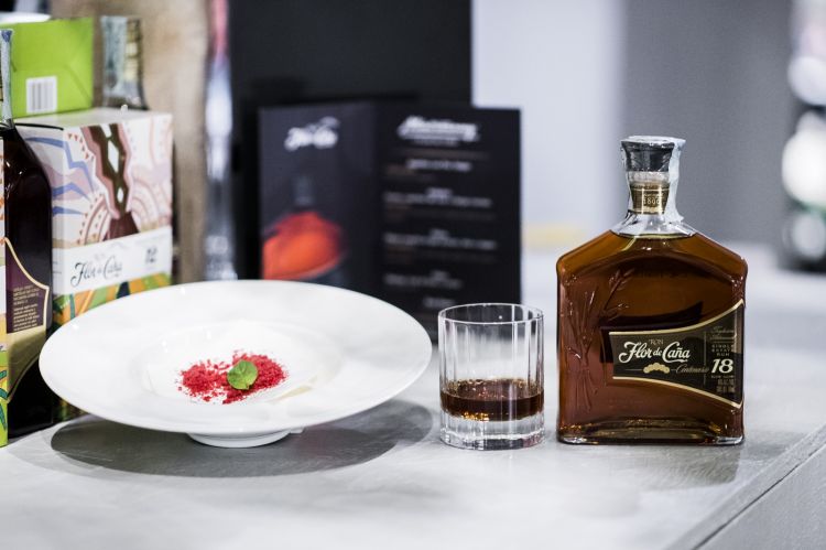 Flor de Caña 18 anni servito con il classico dessert di Spazio Milano a base di meringa, panna e frutti di bosco
